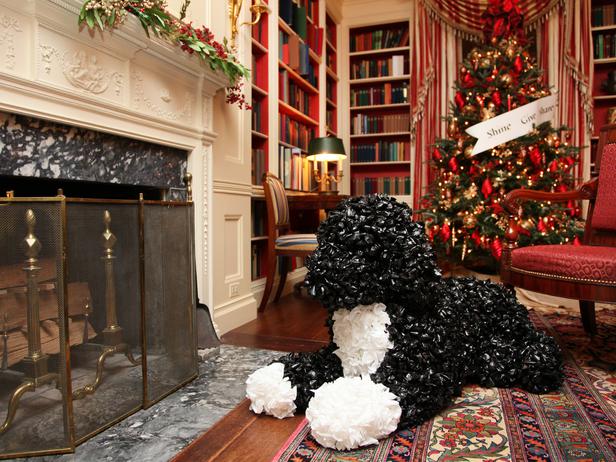 WHoriginal_White-House-Christmas-2011-fireplace-Bo_s4x3_lg