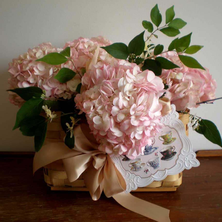 How to Create a Beautiful Basket of Mother’s Day Flowers